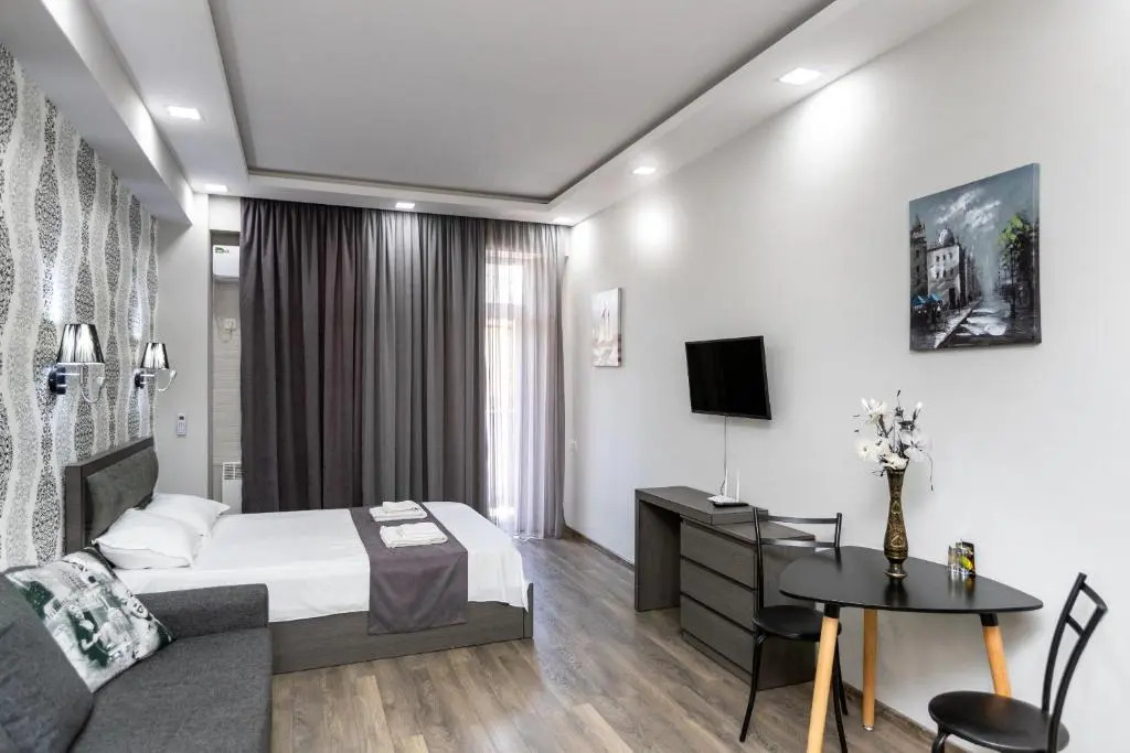 Golden Room Apartments 04