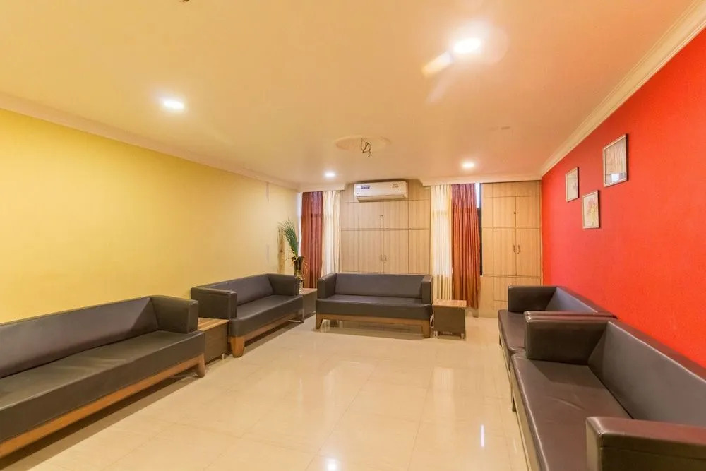 OYO 5332 Hotel Parnil Palace 1