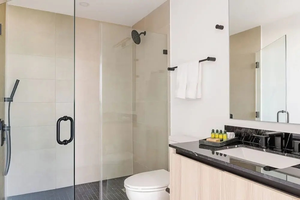 District 225 • 2 BD/2BTH • 20th Fl • Free Spa