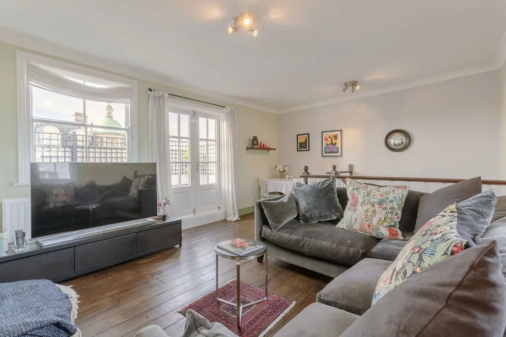 2 Bedroom Apartment in the Heart of Angel