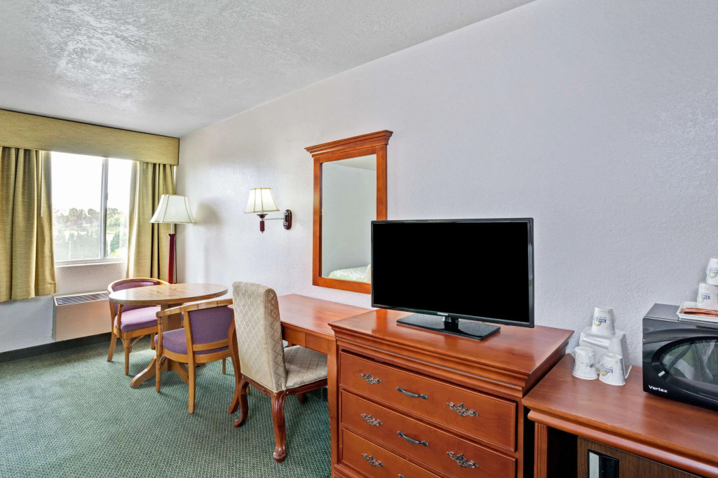 Days Inn & Suites by Wyndham Fullerton