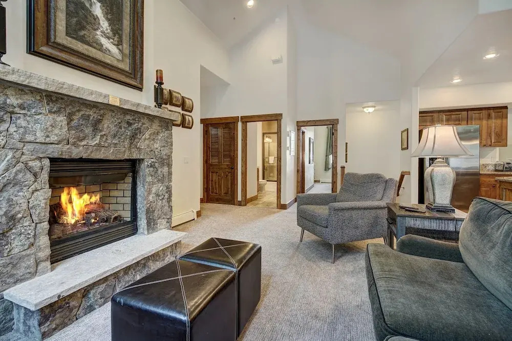 Spacious Upstairs Townhome With Private Garage 2 Bedroom Condo