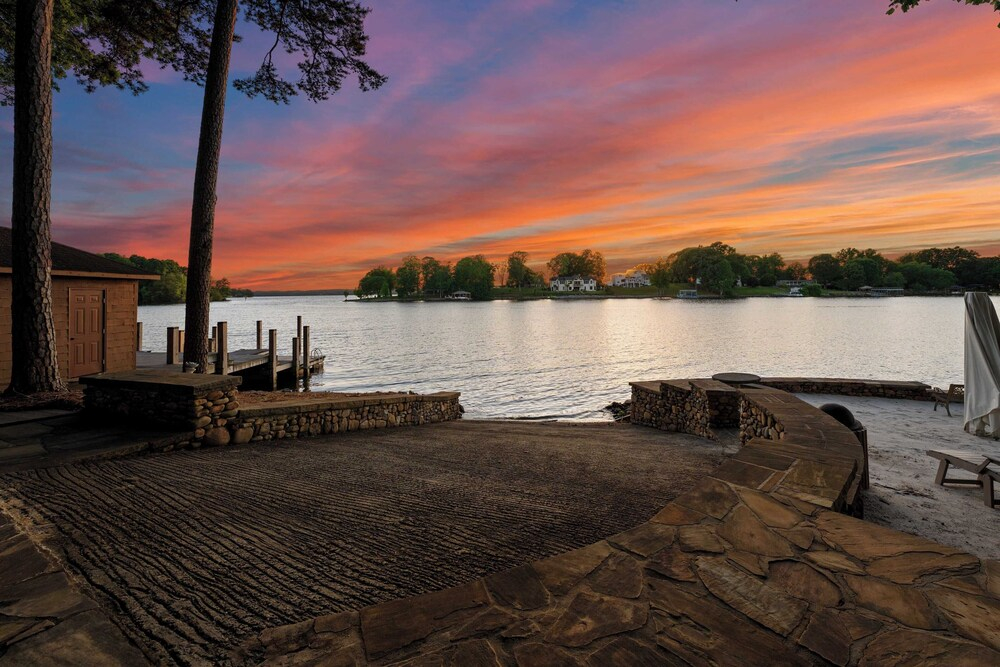Sunset Shores Resort: The Grand House by Avantstay Lakefront, Spa, Private Dock+beach, Game Room