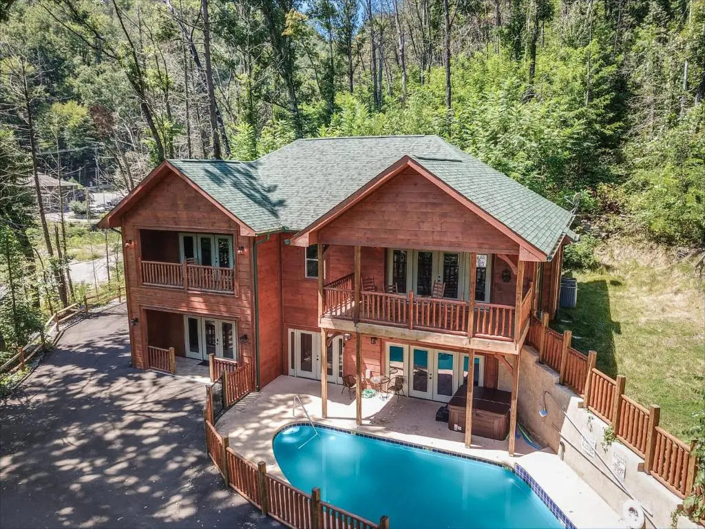 Smoky Mountain Splash, 6 Bedroom, Private Pool, WiFi, Pool Table, Sleeps 18