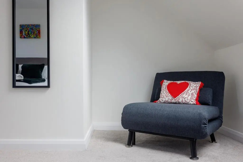 Air Host and Stay - Brand new 3 bedroom house sleeps 7 minutes from LFC and city centre ref27