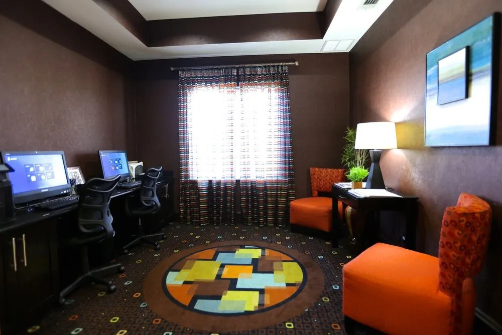 Holiday Inn Express & Suites Dallas W - I-30 Cockrell Hill
