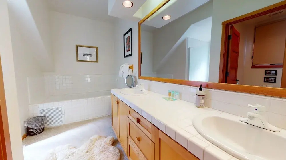 Snowcreek V 760 Pet-Friendly, Amazing Mountain Views, Private 2 Car Garage, Washer Dryer by RedAwning