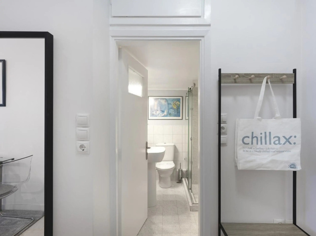 Modern Studio opposite the Areios Pagos court.