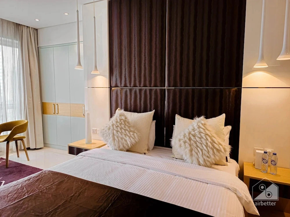 Maison Privee - Sleek and Sunny Apt in Business Bay w/ Canal Views