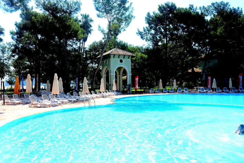 Курорт Meder Resort Hotel