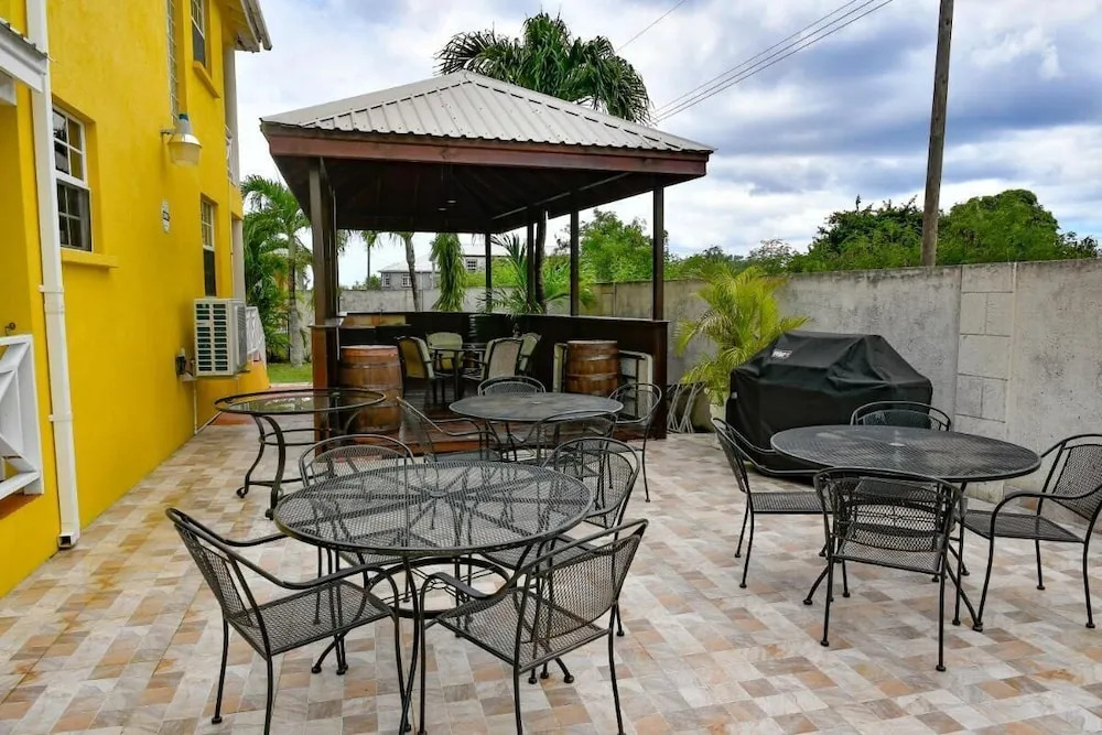 Two Bedroom Apartment With Pool Located Near the Beach and Kensington Oval