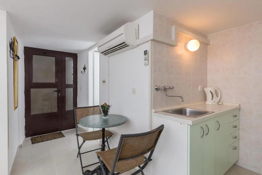 Villa Flores Studio Apartment