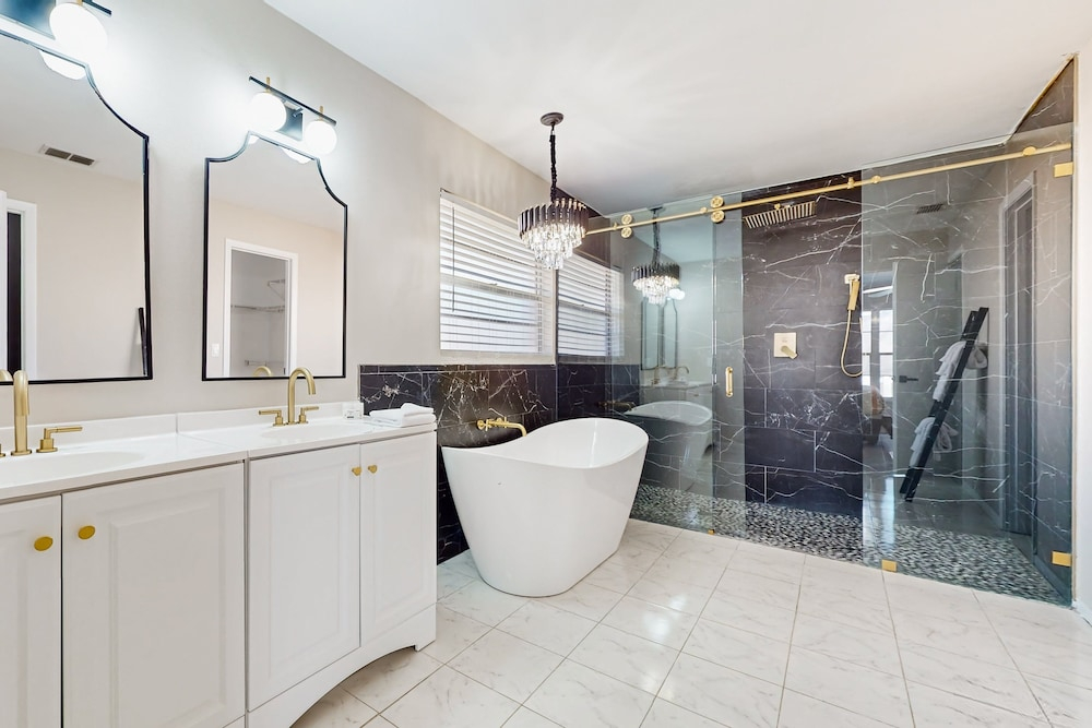 Spacious Dog-friendly Home W/private Pool, Pong Pong, Near Disney