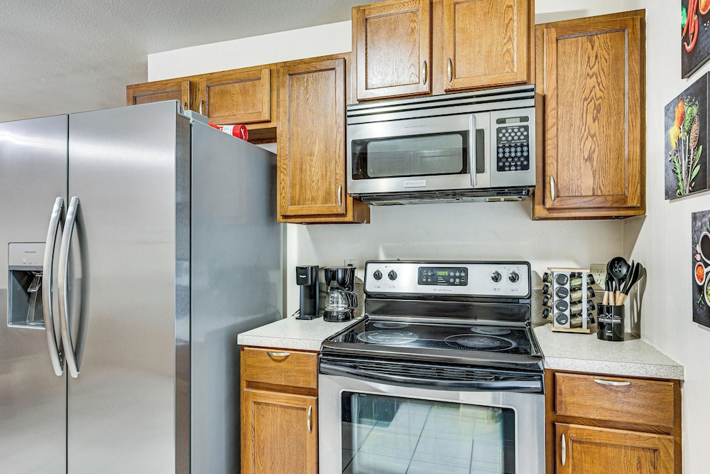 Hot Tub! Dog-friendly Gem 6 Mi to Dtwn Brownsville