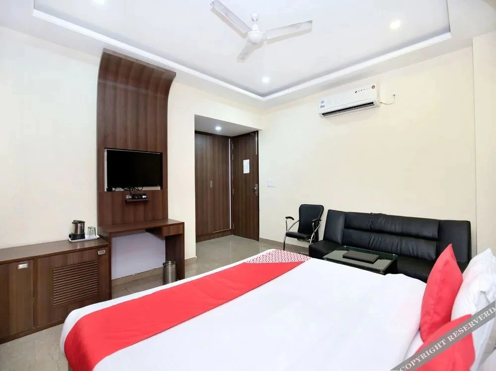 Majestic Crown by OYO Rooms