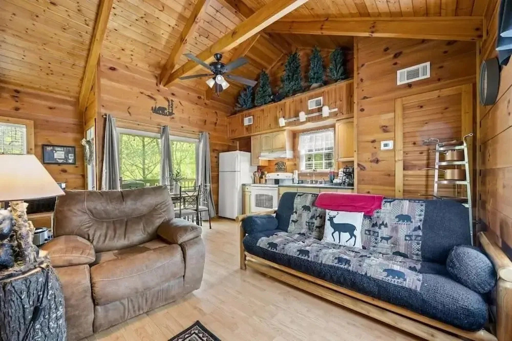 Gatlinburg Couples Retreat w Hot Tub Fire Pit