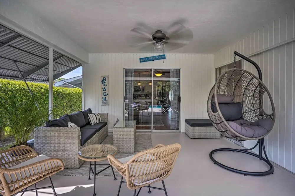 Naples Oasis w/ Screened Pool, Bike to Beach!