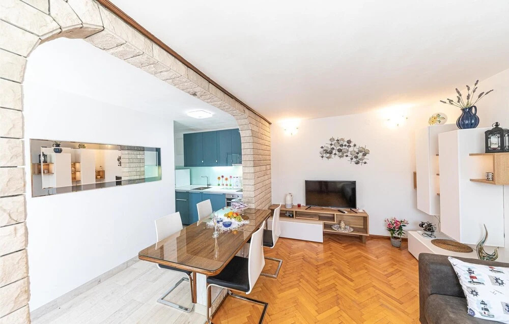 Amazing Home in Okrug Donji with WiFi, 5 Bedrooms & Hot Tub