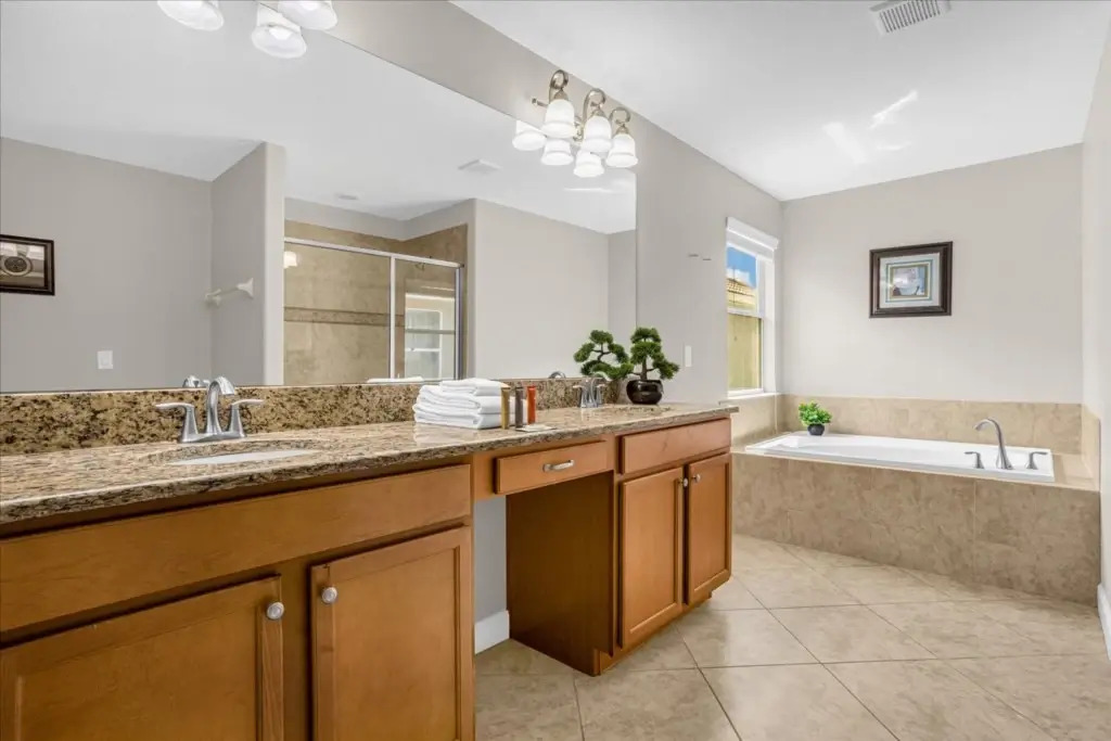 6 Bd 5 Ba Paradise Palms 8852 Cp
