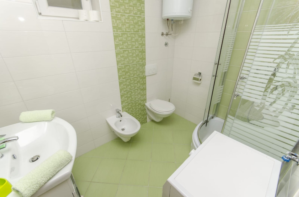 Holiday house More - garden shower: Vinisce, Riviera Trogir