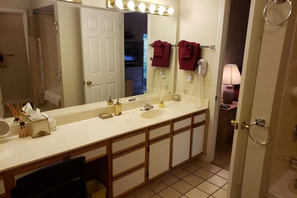 Foothill's Luxury 2BDR Ground Floor Condo in 1000 Hill's