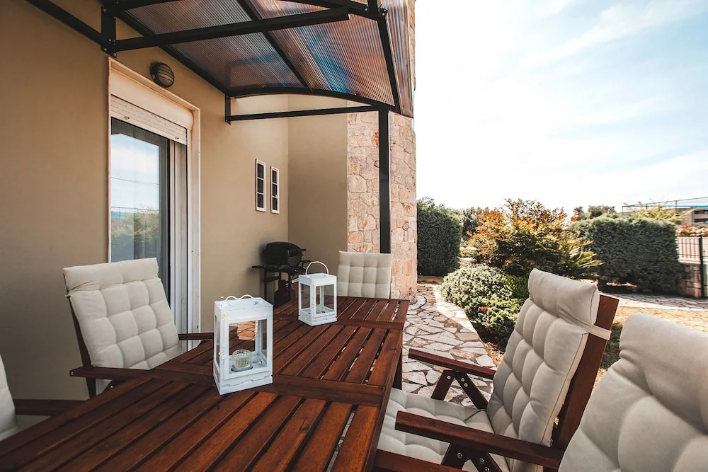 Chloe Apartments by QR booking