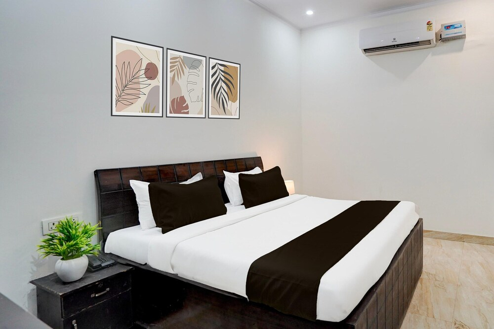 Townhouse Hotel Sec- 54 Golf Course Road