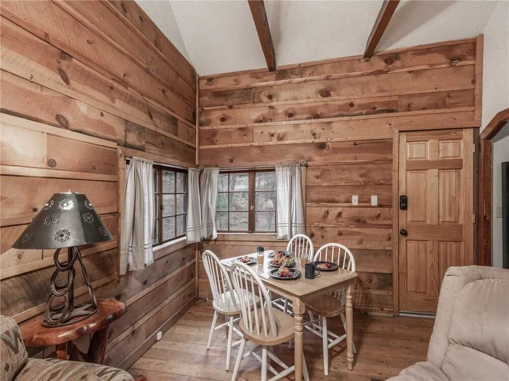 Bear Bones, 2 Bedrooms, Front Porch, Midtown, Sleeps 4