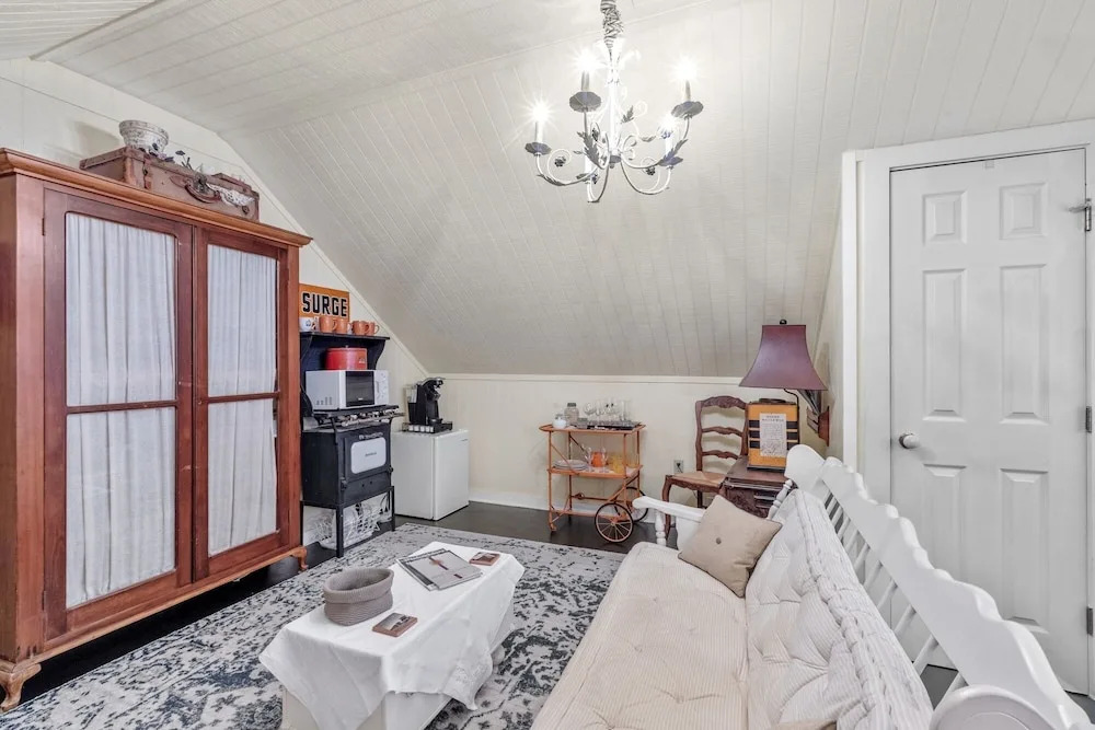 Serendipity 1 Bedroom Cottage by RedAwning