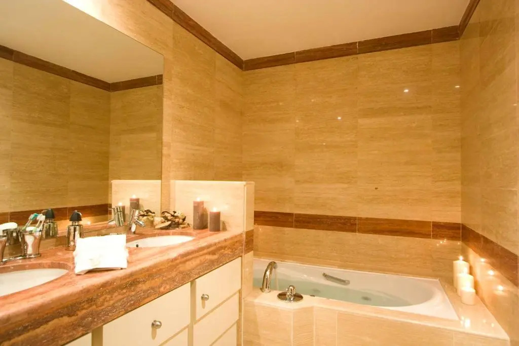 Heaven Beach Apartments, Apt 402