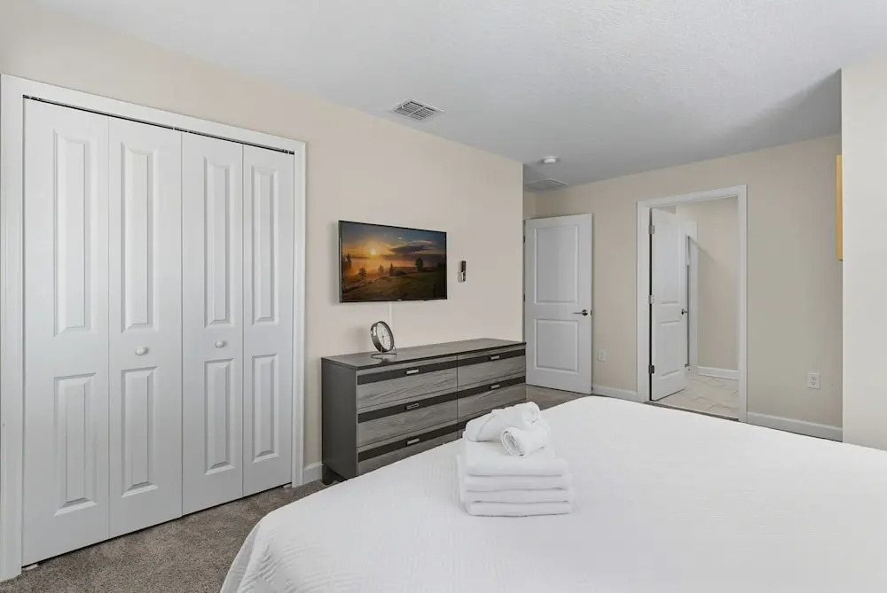 Modern 5BR Retreat Pool Water Park More