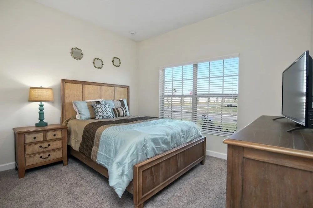 "boutique" Style Home Near Disney! 5 Bedroom Home by RedAwning