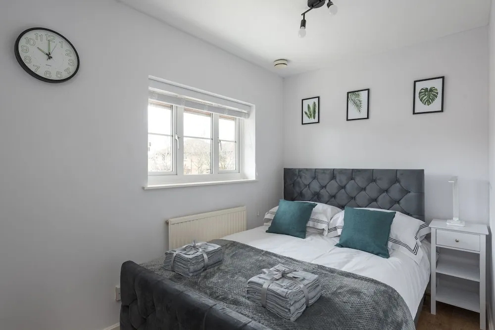 Milton Keynes Close to Station 6 bed Free Parking