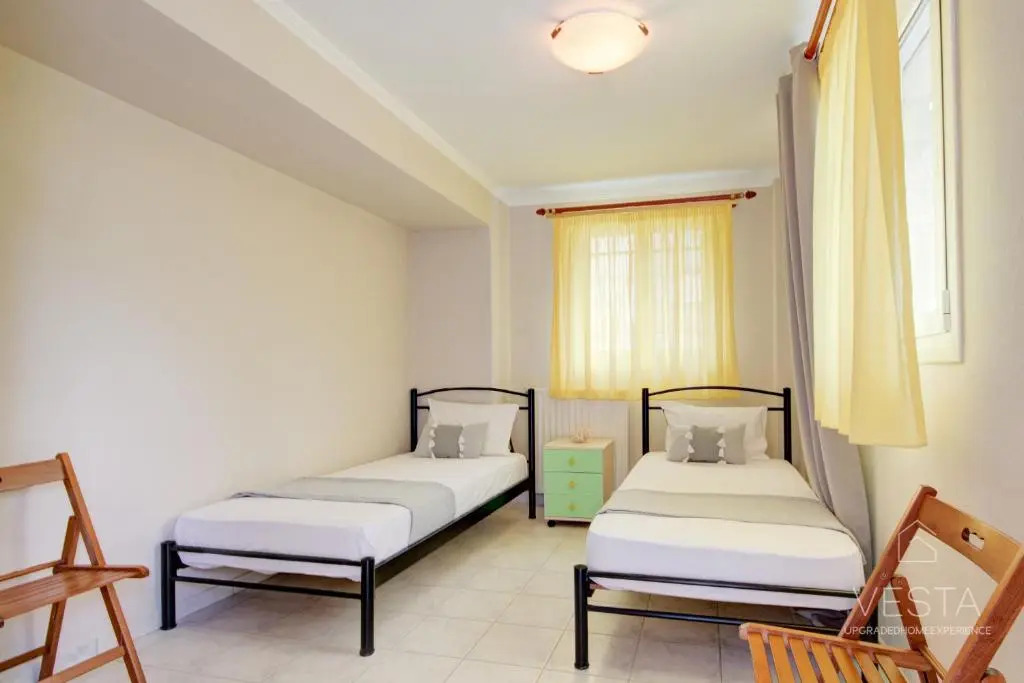 Private 6-bdrm Villa with garden 150m to beach