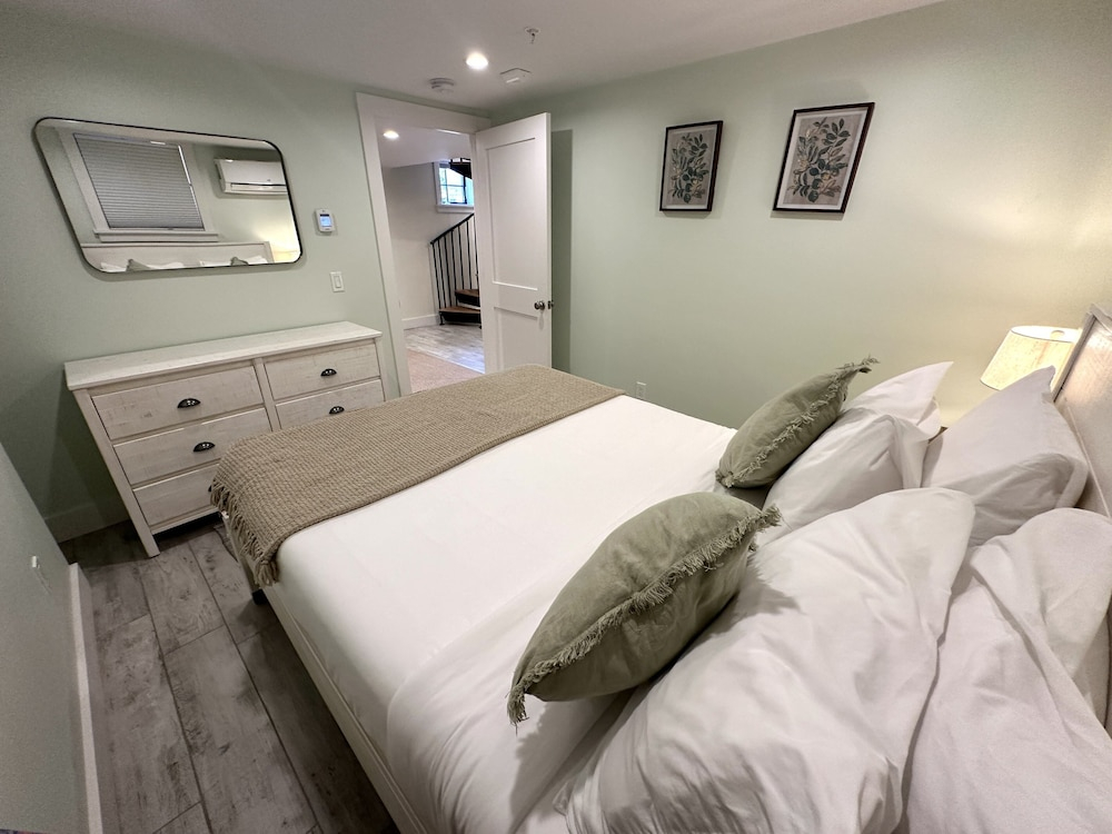 Downtown Newport 2br Apartment W/ Parking & Deck - Unit 4 2 Bedroom Apts