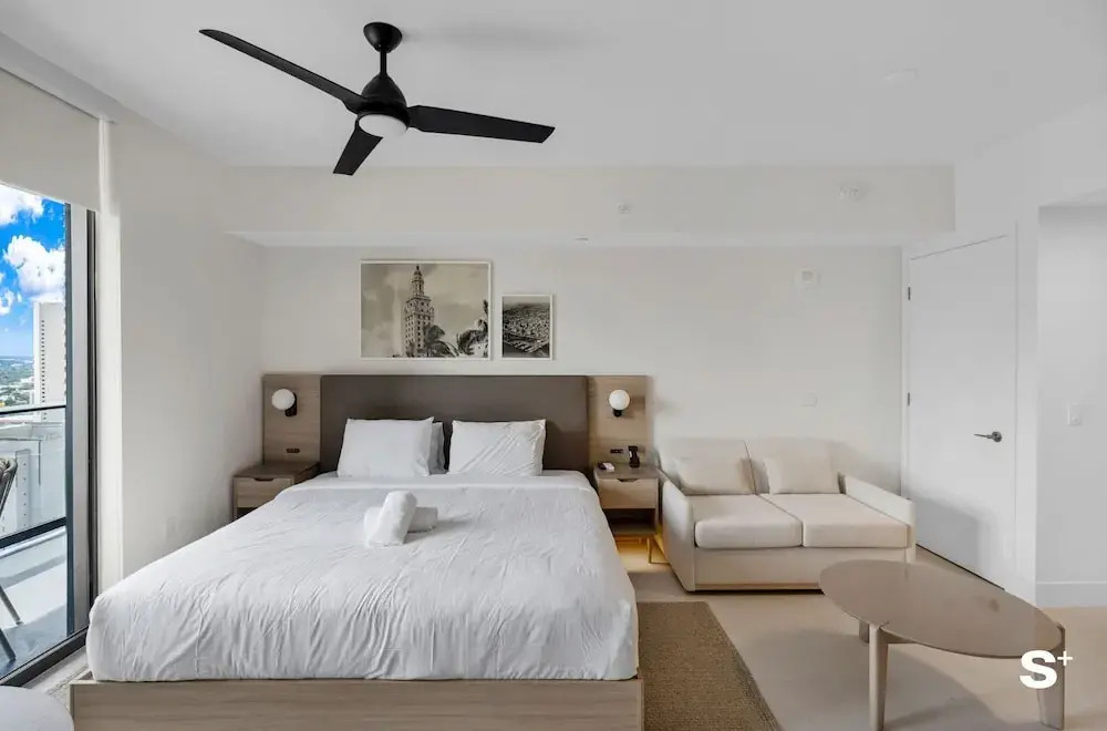 Skyline Chic Downtown Studio Getaway