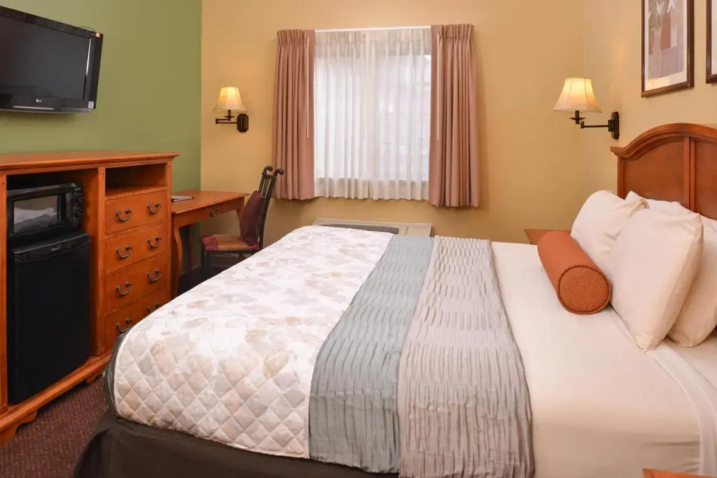 Country Hearth Inn & Suites Edwardsville