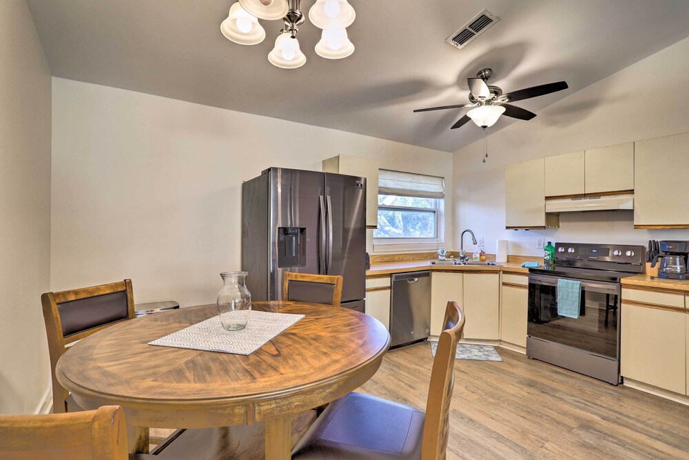 St Petersburg Hideaway w/ Fire Pit & Grill!