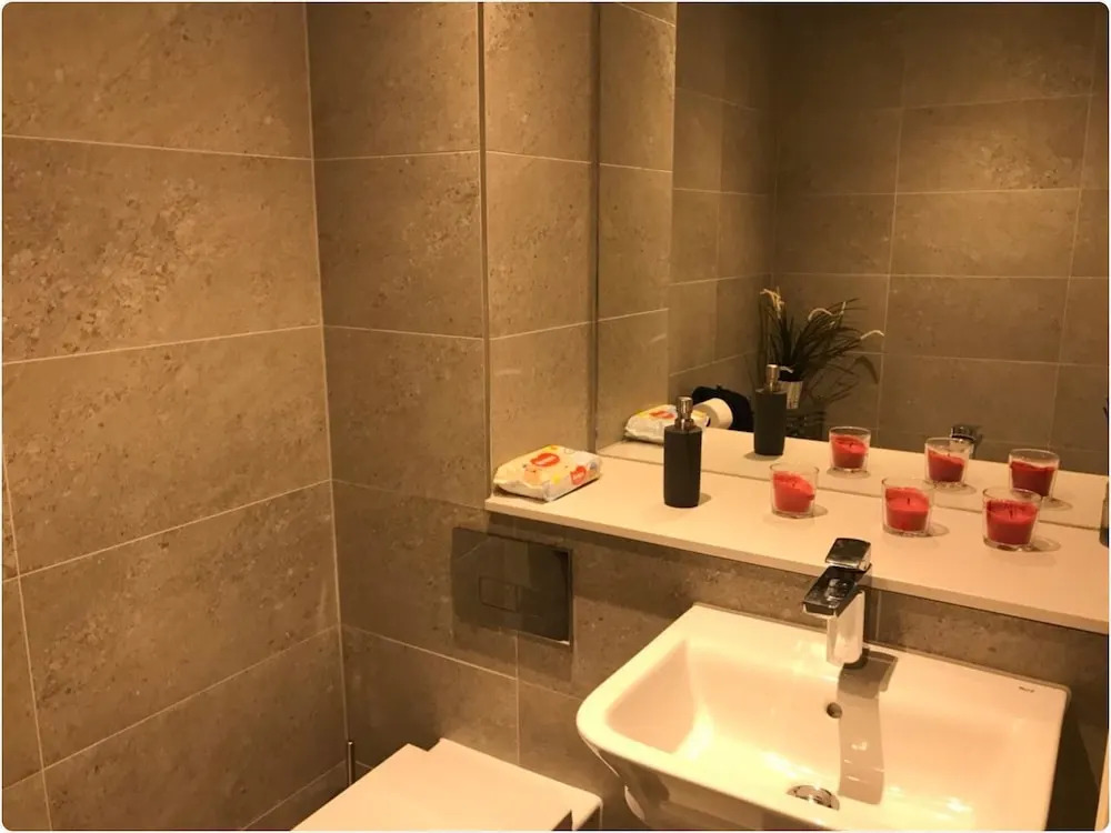 Villa With 3 Bedrooms in Isleworth
