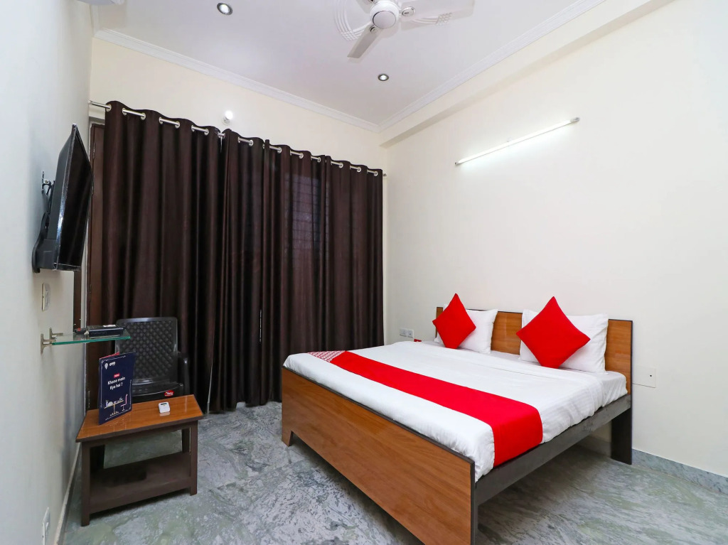 OYO 15736 Little Residency