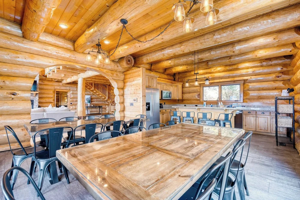 Sleeps 21 Luxury Cabin w/ Panoramic View, Hot Tub, Game Room Pinnacle Chalet