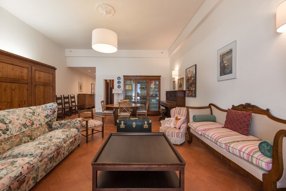 Pitti Large Apartment With Balcony