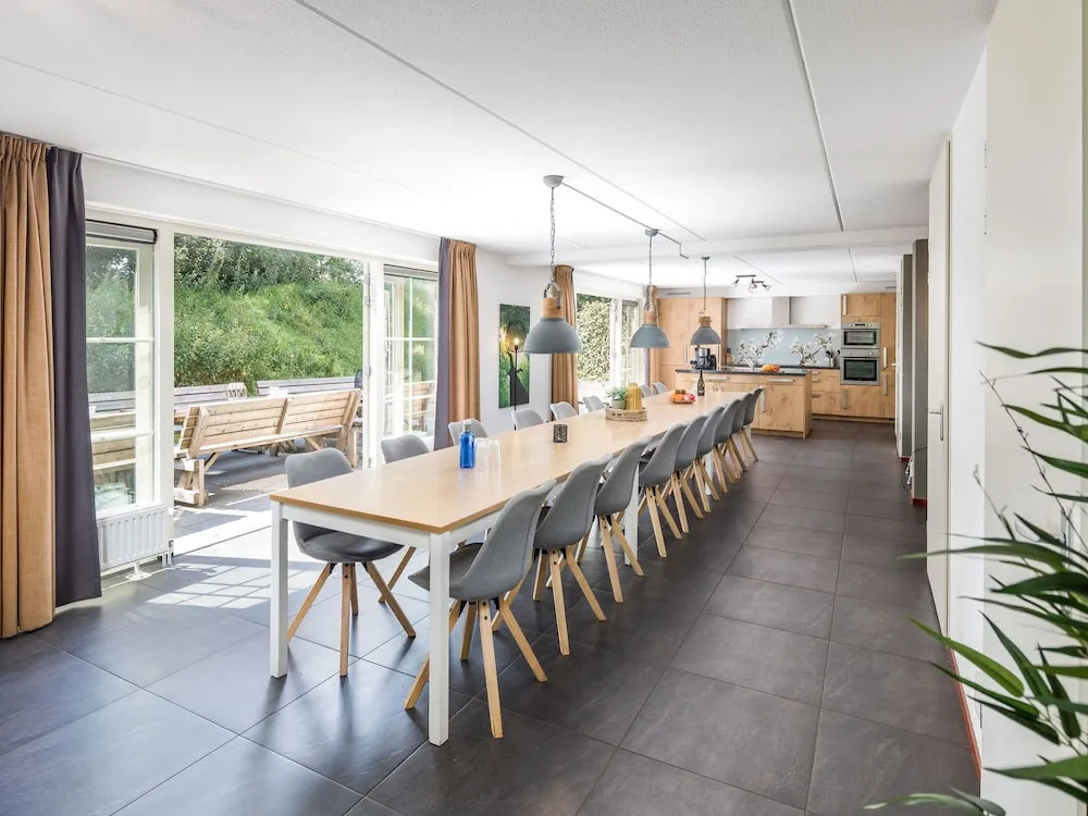 Spacious Home With a Whirlpool and six Bathrooms, in Twente