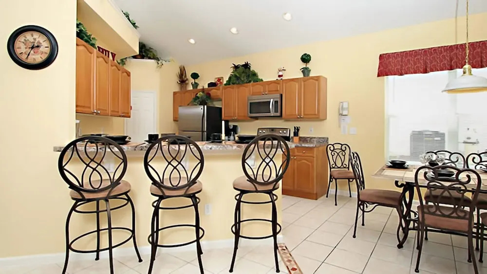 6 bedroom home in Windsor Palms