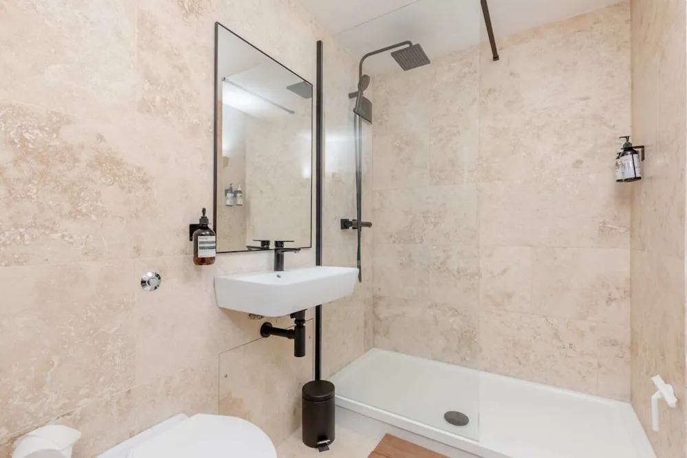 Chic 1BD Maisonette W/hot Tub, King's Cross!