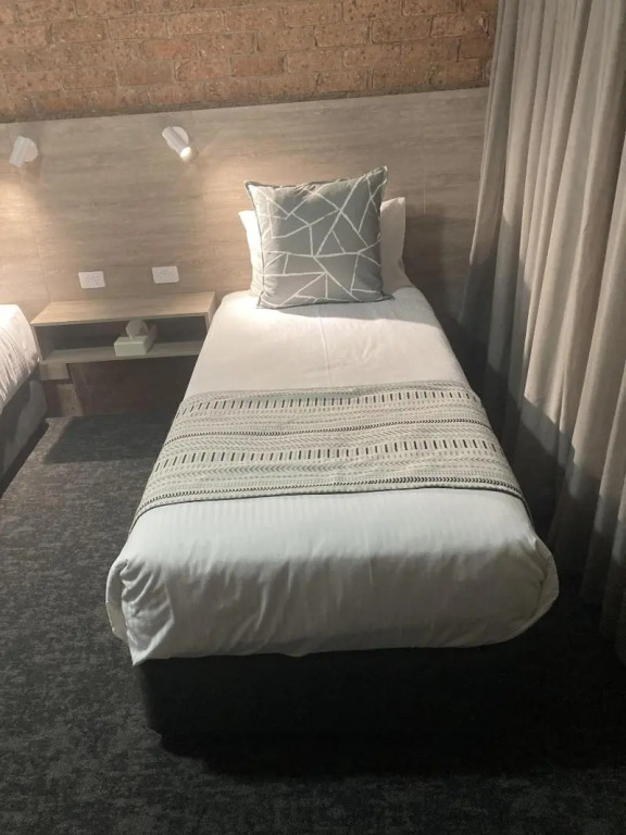 Hamilton Henry Parkes Motor Inn