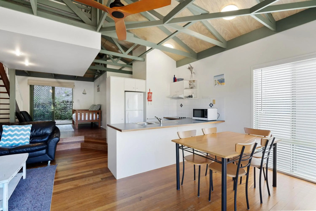 MAIN STAY - 100m to patrolled beach, pool, wifi, close to cafes