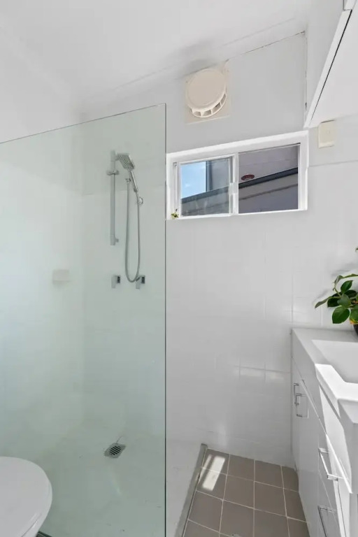 Peaceful 2 Bedroom With Private Backyard and BBQ