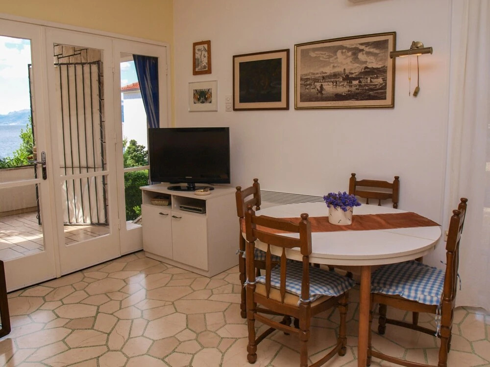 Beachfront Apartment With big Terrace and Garden