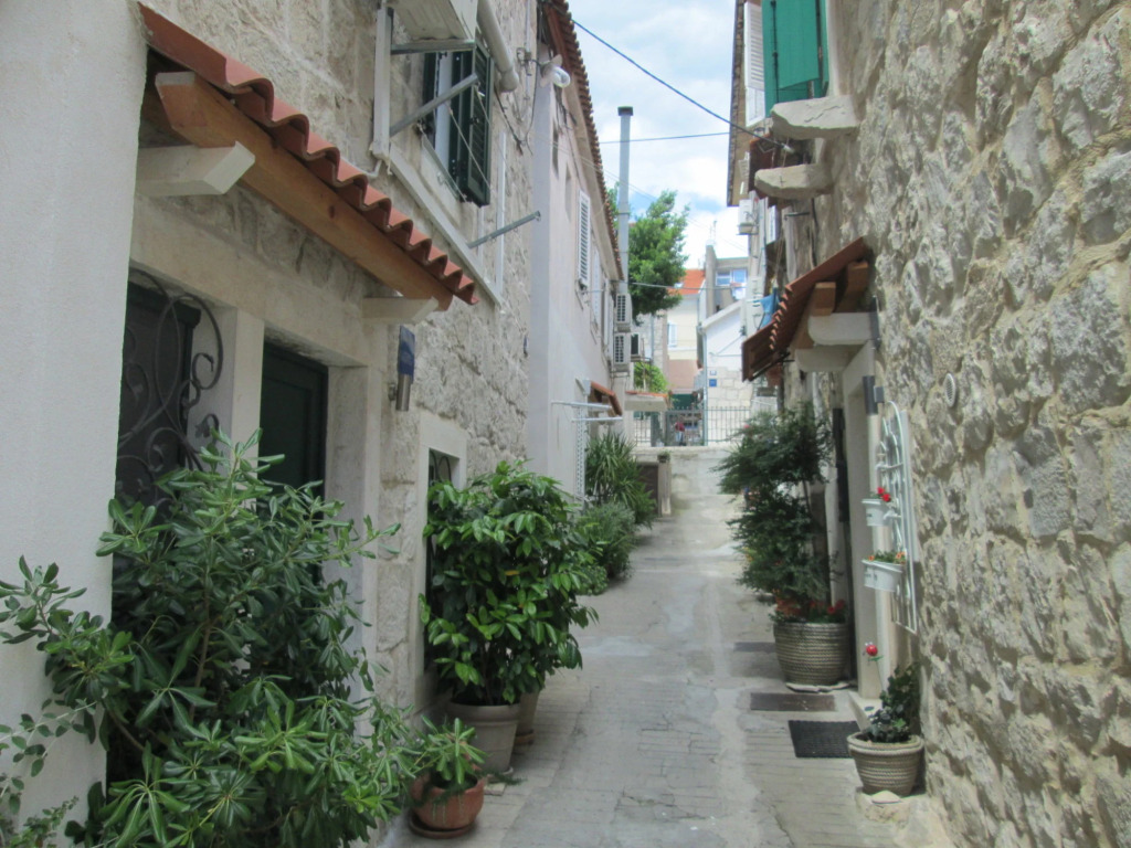 Rm Antonio on Dumanica St - En-suite Rm 5 min to the Old Town of Split